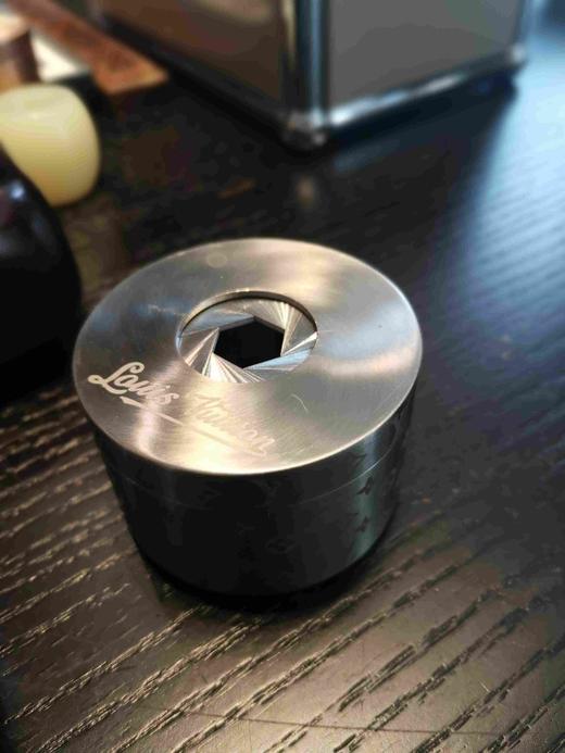 树脂龙卷风烟灰缸 商品图2