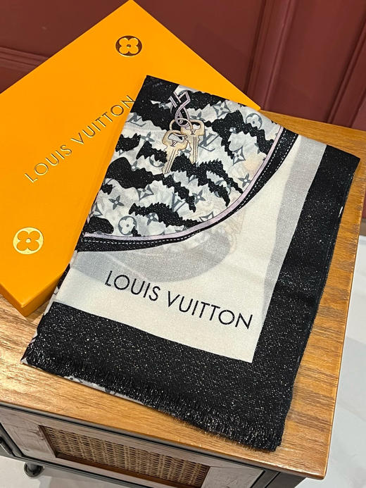 秋冬特惠💰420 会发光发亮的围巾 真心赞‼【L虎纹图案】以Monogram花纹为背景 商品图3