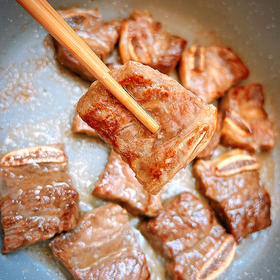 『黑椒牛仔骨』免洗免切，净腌入味，肉质嫩，鲜汁足