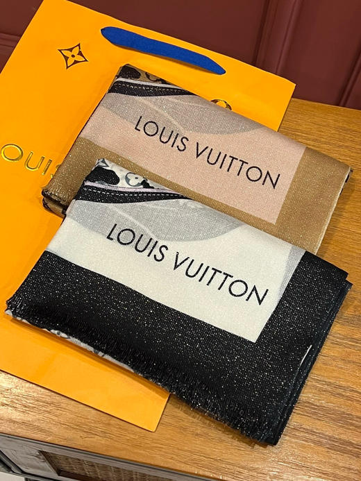 秋冬特惠💰420 会发光发亮的围巾 真心赞‼【L虎纹图案】以Monogram花纹为背景 商品图2