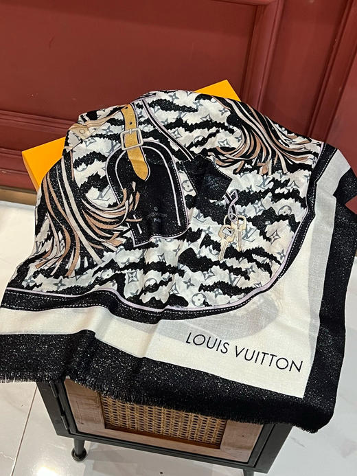 秋冬特惠💰420 会发光发亮的围巾 真心赞‼【L虎纹图案】以Monogram花纹为背景 商品图4