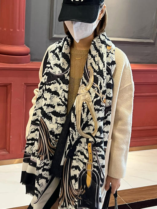 秋冬特惠💰420 会发光发亮的围巾 真心赞‼【L虎纹图案】以Monogram花纹为背景 商品图1