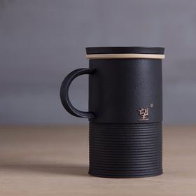万仟堂 茶具 茶杯 陶瓷水杯 简约办公杯 带盖创意茶杯大容量马克杯 带滤网  男士水杯 望 A 黑铁釉