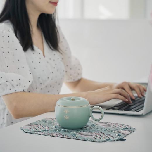 万仟堂 平安办公杯 陶瓷水杯马克杯女 创意苹果造型水果茶具 防尘带盖马克杯 大容量水杯 古绿釉 1杯 245ml 商品图6