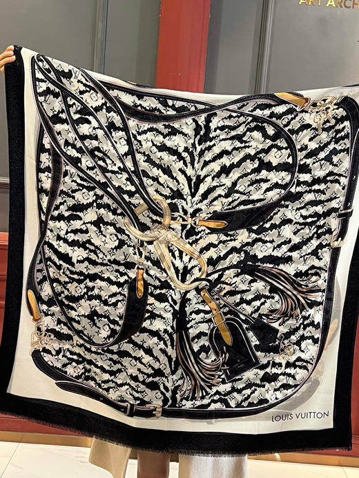 秋冬特惠💰420 会发光发亮的围巾 真心赞‼【L虎纹图案】以Monogram花纹为背景 商品图8