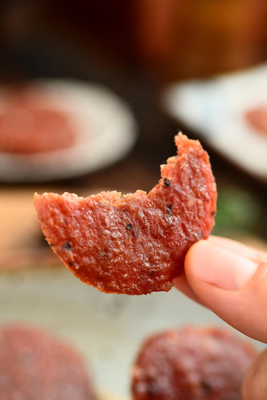 【一方云拾炭烤猪肉脯】❗大潮汕宝藏吃肉就吃有厚度的！潮汕土猪肉做的❗10+小时荔枝果木炭烤🔥隔着屏幕！仿佛闻到香味了😆 ✅有嚼劲，香润不干巴！！诱惑蜜汁味+微辣辛香黑椒味！ 商品图3