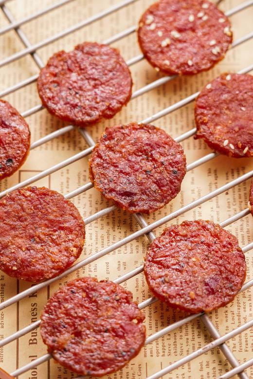 【一方云拾炭烤猪肉脯】❗大潮汕宝藏吃肉就吃有厚度的！潮汕土猪肉做的❗10+小时荔枝果木炭烤🔥隔着屏幕！仿佛闻到香味了😆 ✅有嚼劲，香润不干巴！！诱惑蜜汁味+微辣辛香黑椒味！ 商品图7