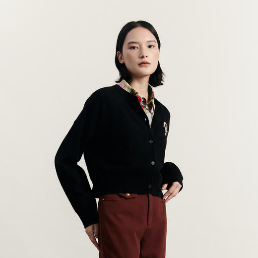 谜底圆领针织开衫女2023冬季新品简约时尚柔软百搭毛衫234MZ1863 商品图1