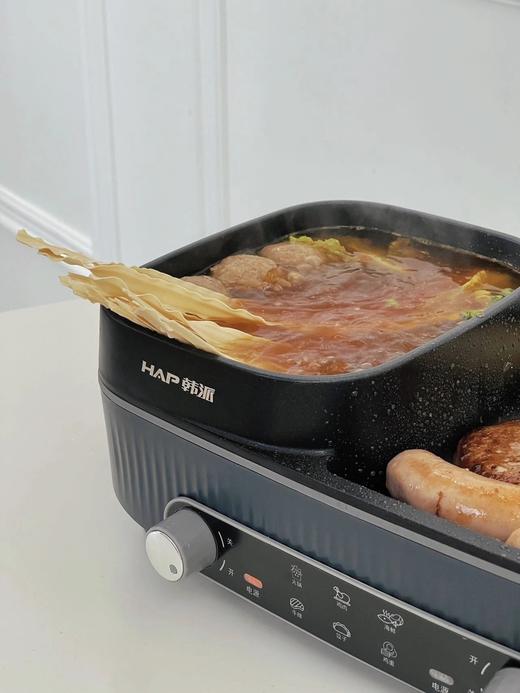 火锅+⁭烤肉全都可！【HAP韩派涮烤一体锅G-41】左边火锅深锅设计涮煮不溢锅+右边烧烤轻松煎烤不易粘锅，可分区控温，煎烤焖煮涮样样精通！ 商品图3