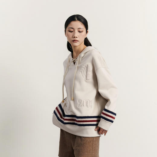 谜底连帽套头卫衣女2023冬新品学院风加厚宽松绣花上衣234MV1557 商品图1