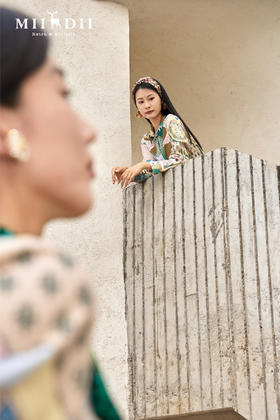 彼此像是灰色森林里的精灵，寻找方向寻找快乐 