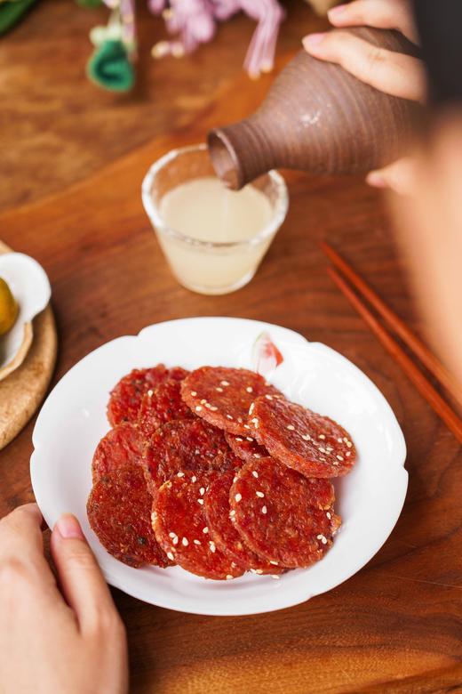 【一方云拾炭烤猪肉脯】❗大潮汕宝藏吃肉就吃有厚度的！潮汕土猪肉做的❗10+小时荔枝果木炭烤🔥隔着屏幕！仿佛闻到香味了😆 ✅有嚼劲，香润不干巴！！诱惑蜜汁味+微辣辛香黑椒味！ 商品图6