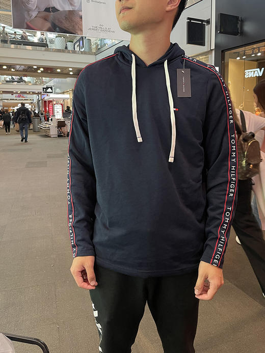Tommy Hilfiger/汤米 男棉混纺休闲纯色刺绣边饰连帽长袖套头卫衣 商品图0