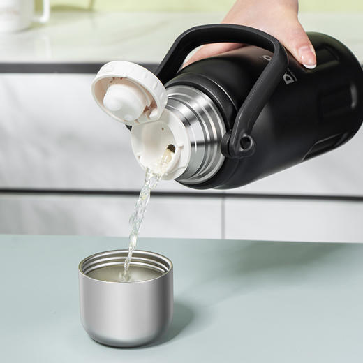 【大杯畅饮 便携出行！】debo德铂钛享手提保温杯 食品级316不锈钢内胆 长效保温保冷  肩背手提皆可方便携带 900ml大杯容量 商品图6