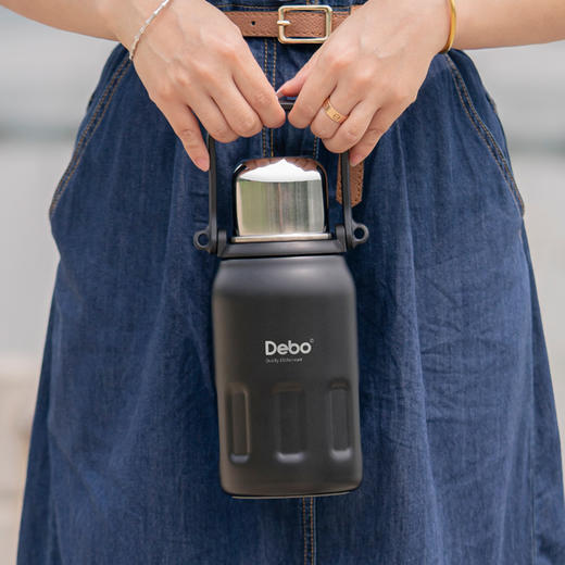 【大杯畅饮 便携出行！】debo德铂钛享手提保温杯 食品级316不锈钢内胆 长效保温保冷  肩背手提皆可方便携带 900ml大杯容量 商品图10