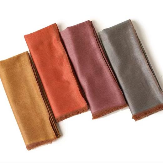 【甄珠贝】精纺羊绒薄款缎纹双面大围巾披肩，两边散须，柔软顺滑有光泽 商品图6