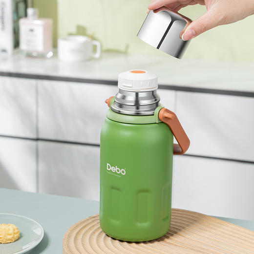 【大杯畅饮 便携出行！】debo德铂钛享手提保温杯 食品级316不锈钢内胆 长效保温保冷  肩背手提皆可方便携带 900ml大杯容量 商品图3