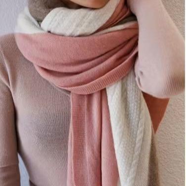 【甄珠贝】超级软糯的山羊绒绞花三色围巾披肩，少女粉和气质驼，可两色入 商品图1