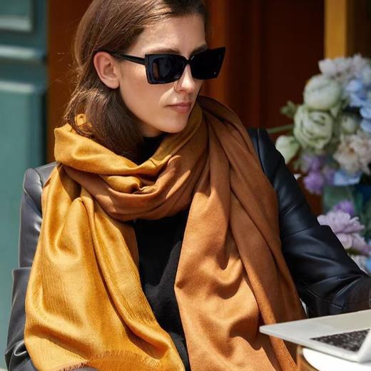 【甄珠贝】精纺羊绒薄款缎纹双面大围巾披肩，两边散须，柔软顺滑有光泽 商品图3