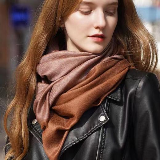 【甄珠贝】精纺羊绒薄款缎纹双面大围巾披肩，两边散须，柔软顺滑有光泽 商品图2