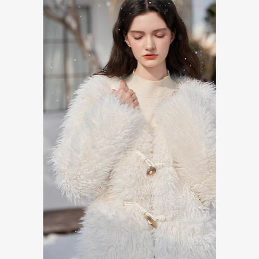 西遇白色小香风仿托卡毛毛外套秋冬新款V领韩版软糯保暖大衣D2432690 商品图3