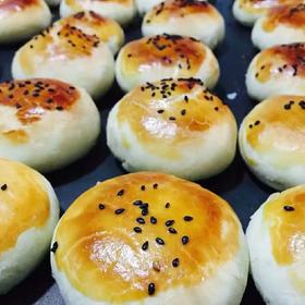 我们的红豆酥 传统手工制作 zui大程度保持饼皮的层次【奶香红豆酥】大末手作 无添加剂，甄选优质原料，大末自制馅料，加入葡萄干，全程手工制作