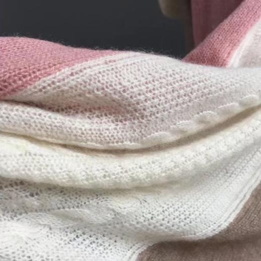 【甄珠贝】超级软糯的山羊绒绞花三色围巾披肩，少女粉和气质驼，可两色入 商品图2