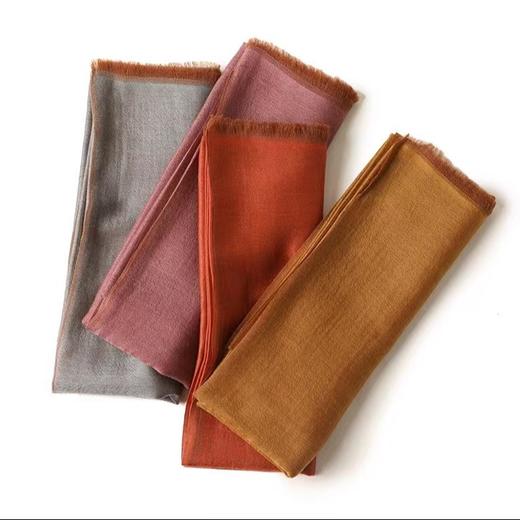 【甄珠贝】精纺羊绒薄款缎纹双面大围巾披肩，两边散须，柔软顺滑有光泽 商品图4