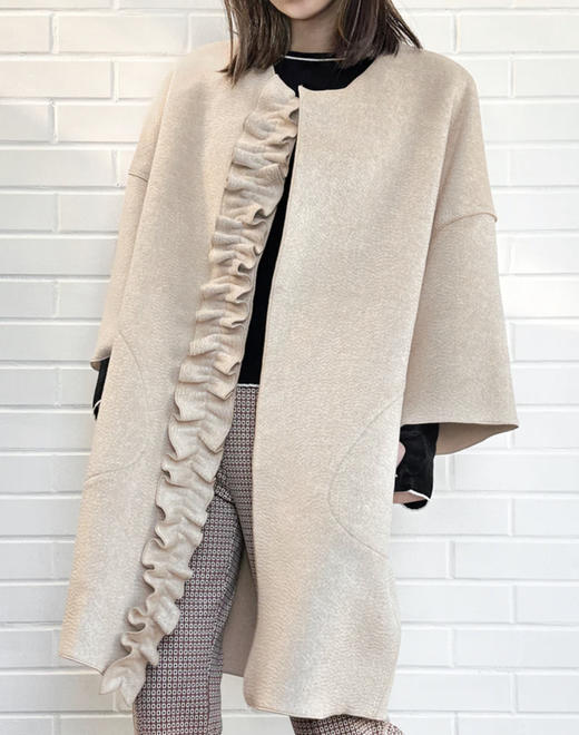 TYNVIE 连围巾木耳边廓形大衣- 杏色 商品图1