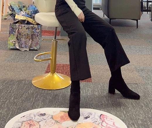 【SaCha】羊京绒弹力短靴👢 秋冬最值得买的靴子！超显瘦！显腿长！搭配大衣、裙子、短外套、长风衣 全部都很好看🥰 ✅羊反绒皮鞋面➕橡胶大底 ✅高弹舒适鞋垫，运动鞋脚感 商品图3