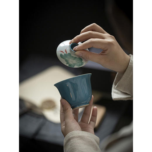 永利汇手绘游鱼盖碗清水蓝色陶瓷茶碗 莲花元素文人器泡茶碗 商品图1