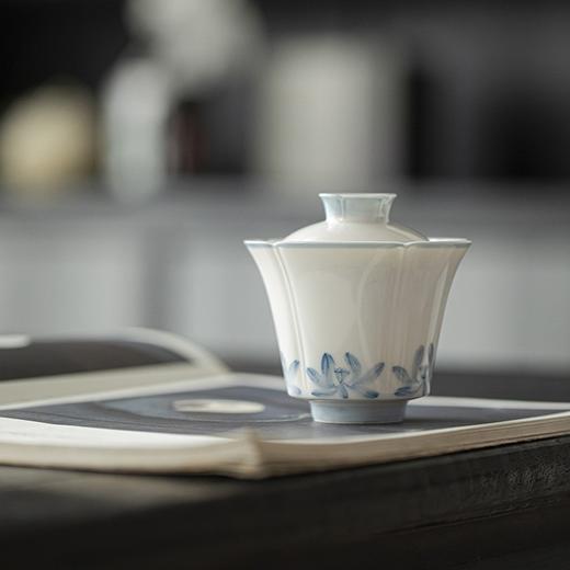 永利汇青己青花釉下彩睡莲环绕盖碗玉泥白瓷功夫茶具家用泡茶碗中式手工 商品图3