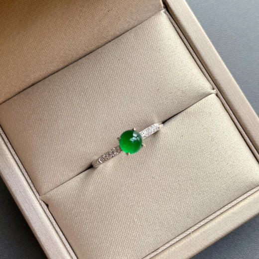 高冰种阳绿翡翠蛋面戒指18k白金钻石镶嵌 商品图1