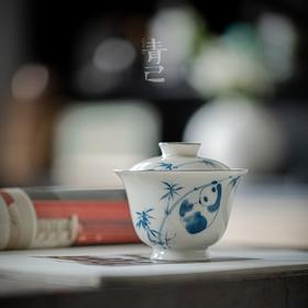 永利汇青己玉瓷盖碗青花手绘釉下彩白瓷茶具家用泡茶碗熊猫戏竹隐欲茶碗