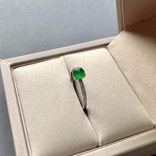 高冰种阳绿翡翠蛋面戒指18k白金钻石镶嵌 商品图5