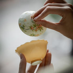 釉下彩手绘杏黄桂花盖碗