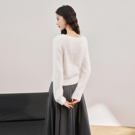 温柔毛茸茸软糯V领针织毛衣女新款宽松保暖短款毛衣V2232653 商品图4