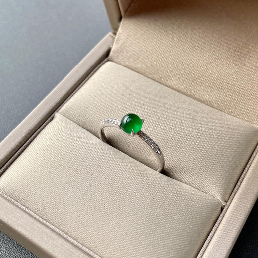 高冰种阳绿翡翠蛋面戒指18k白金钻石镶嵌 商品图4