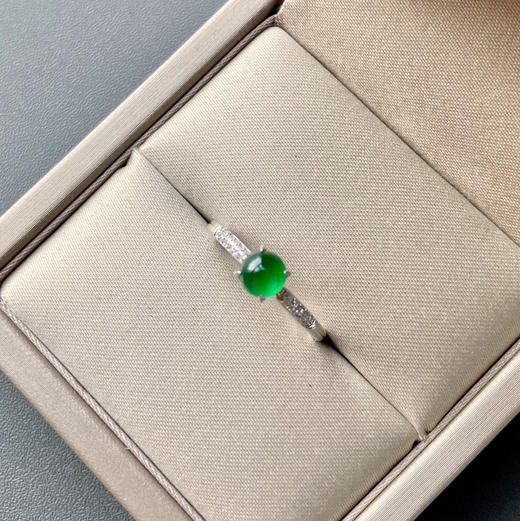 高冰种阳绿翡翠蛋面戒指18k白金钻石镶嵌 商品图0