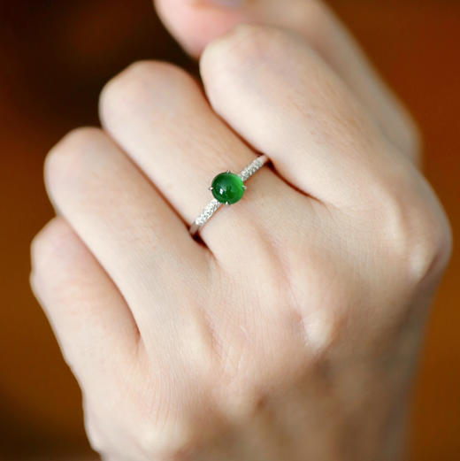 高冰种阳绿翡翠蛋面戒指18k白金钻石镶嵌 商品图8