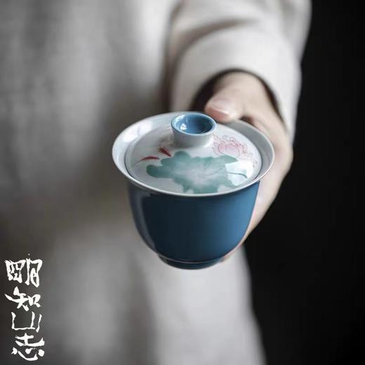 永利汇手绘游鱼盖碗清水蓝色陶瓷茶碗 莲花元素文人器泡茶碗 商品图0