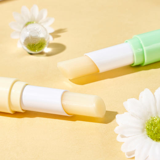 「9.9元包邮！四款可选」哎呦呦洋甘菊精油倍护润唇膏 改善干滋养深层滋润补水淡唇纹 商品图1