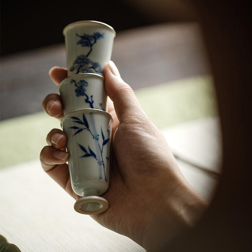 永利汇束刻中式复古青花手绘松竹梅高足且行茶杯功夫茶具小号品茗杯家用 商品图3