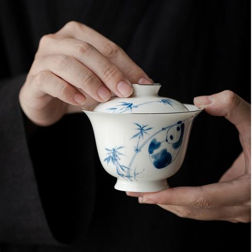 永利汇青己玉瓷盖碗青花手绘釉下彩白瓷茶具家用泡茶碗熊猫戏竹隐欲茶碗 商品图2