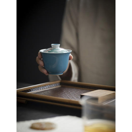 永利汇手绘游鱼盖碗清水蓝色陶瓷茶碗 莲花元素文人器泡茶碗 商品图3