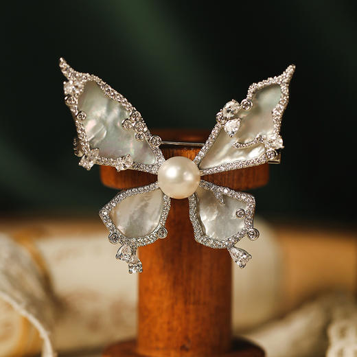 热卖！Manreya玛芮雅珍珠胸针合集丨秋冬穿搭必备，蝴蝶胸针、山茶花、幸运草等热门元素 商品图4