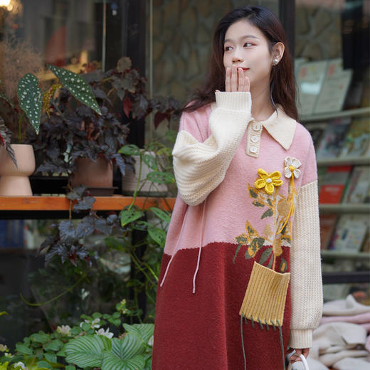 两三事粉黛花海2023冬季新款复古拼色立体花朵毛衣裙连衣裙 商品图1