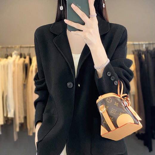 QH-ZH2337韩版宽松百搭短款外套上衣新款羊毛针织开衫女西装领纯色秋冬小香 商品图3