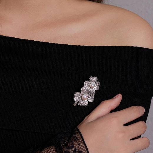 热卖！Manreya玛芮雅珍珠胸针合集丨秋冬穿搭必备，蝴蝶胸针、山茶花、幸运草等热门元素 商品图12