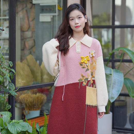 两三事粉黛花海2023冬季新款复古拼色立体花朵毛衣裙连衣裙 商品图3